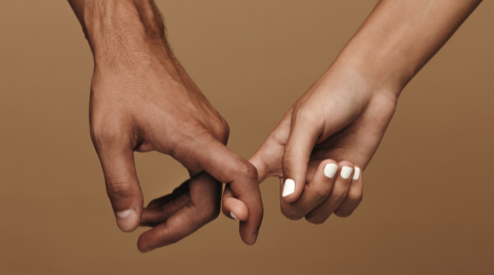 links e otimização: imagem ilustra duas pessoas com os dedos entrelaçados, formando um elo entre as mãos delas